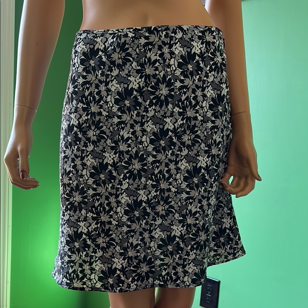 🖤🖤NWOT Old Navy Black and White Floral Skirt🖤🖤